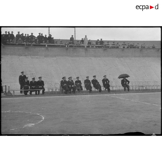 Lors d'une fête sportive au stade de Vichy, les autorités militaires assistent à un match de basket-ball.