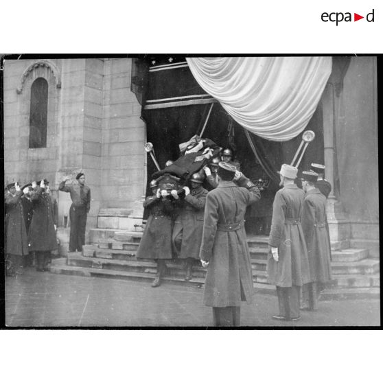 Sortie de l'église Saint Louis du cercueil du général Huntziger.
