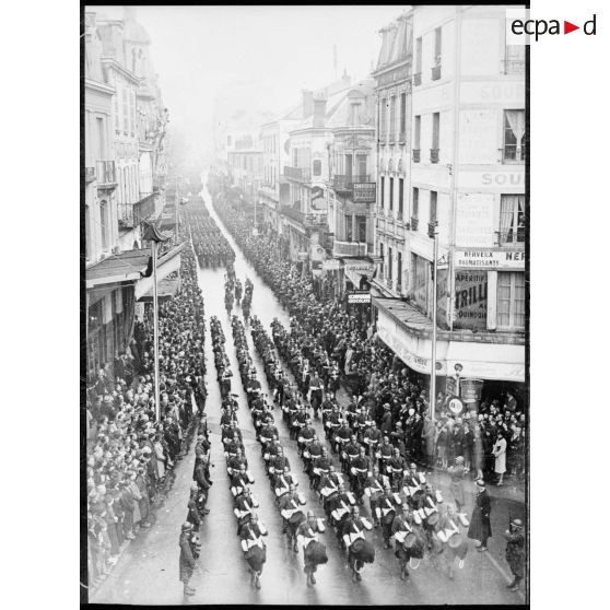 Défilé des troupes qui suivent le convoi funéraire dans les rues de Vichy lors des obsèques des victimes de l'accident aérien du 12 novembre 1941.
