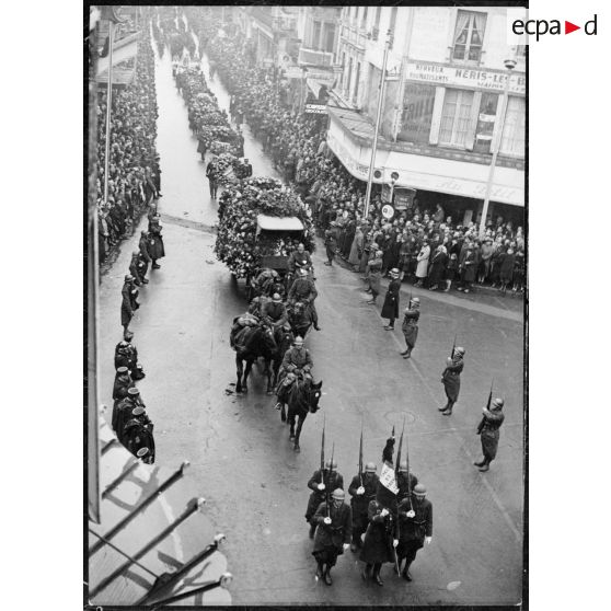 Le cortège funèbre des victimes de l'accident aérien du 12 novembre 1941 dans Vichy.