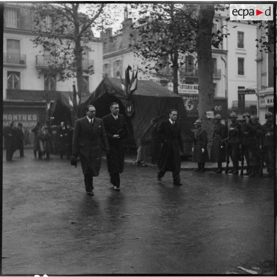 Arrivée d'autorités civiles aux obsèques du général Huntziger à Vichy.