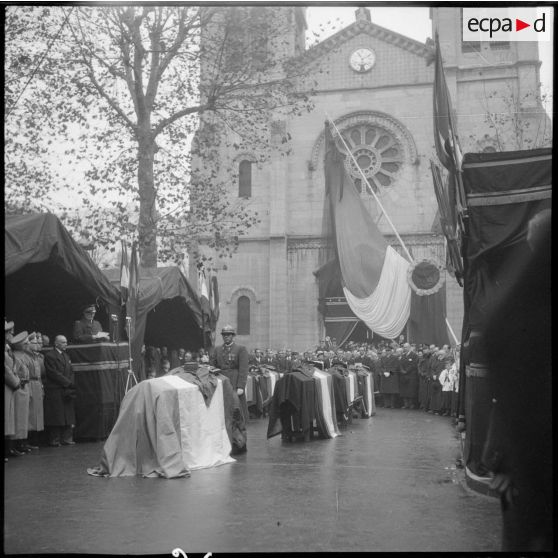 Eloge funèbre prononcé par l'amiral Darlan sur le parvis de l'église Saint-Louis à Vichy.