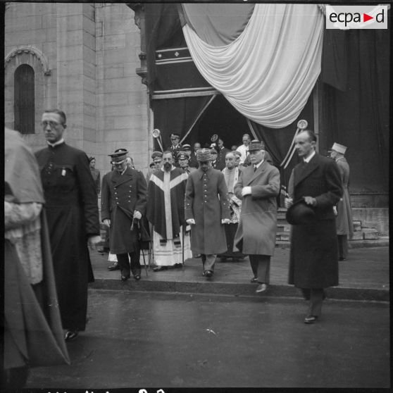 Sortie des hautes autorités de l'église Saint-Louis.