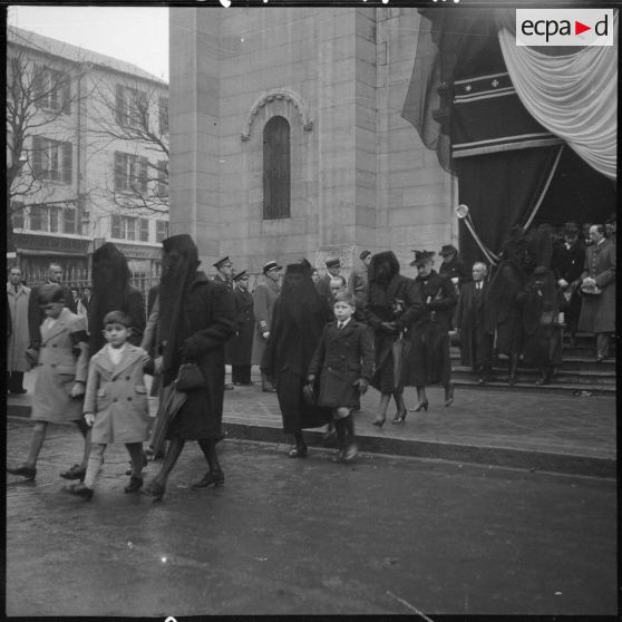 Sortie de l'église Saint-Louis des familles des victimes.