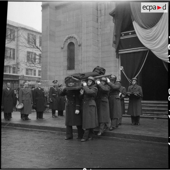 Sortie de l'église Saint Louis à Vichy des cercueils des victimes de l'accident aérien du 12 novembre 1941.