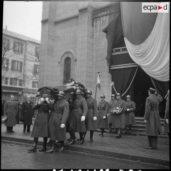 Sortie de l'église Saint Louis du cercueil du général Huntziger.