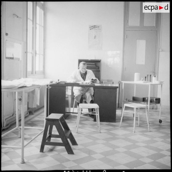 Salle d'auscultation du dispensaire de Lyon.