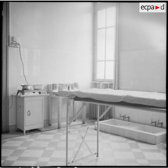 Salle de soins du dispensaire de Lyon.