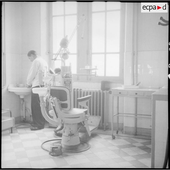 Salle de soins du dentiste du dispensaire de Lyon.