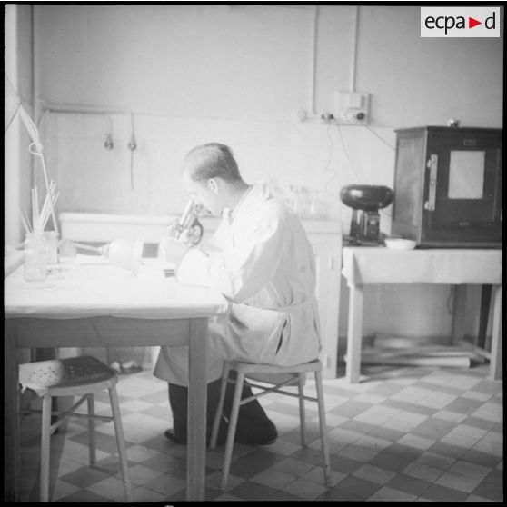 Salle d'analyses du dispensaire de Lyon.