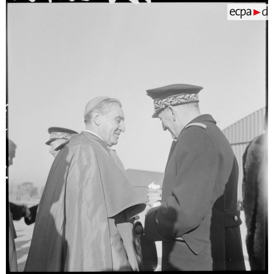 Le général Bergeret et monseigneur Florent du Bois de la Villerabel à l'Ecole de l'Air de Salon-de-Provence.