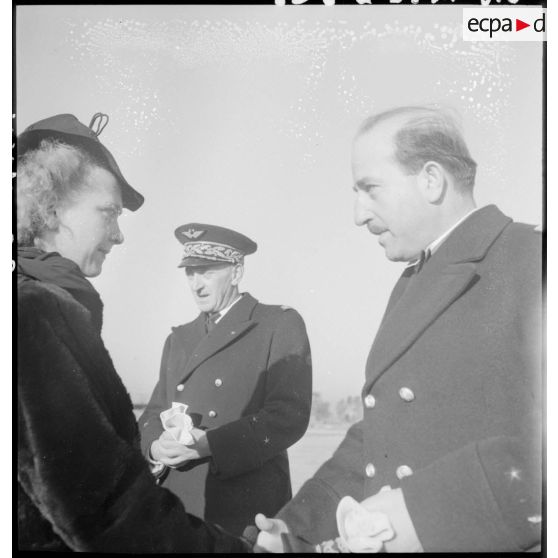 Le général de division aérienne, chef d'état-major de l'armée de l'Air, salue une femme lors de la cérémonie de baptême de la promotion Lieutenant Steunou à l'Ecole de l'Air.