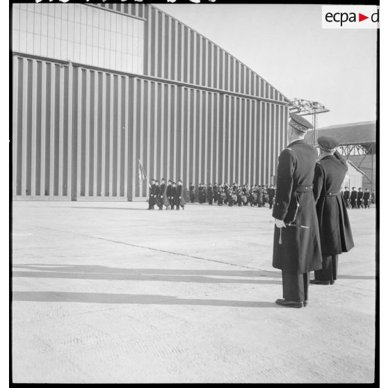 Le drapeau de l'Ecole de l'Air et sa garde sont salués par les autorités lors de la cérémonie de baptême de la promotion Lieutenant Steunou