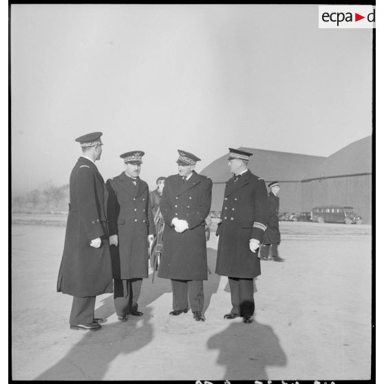 Les autorités lors de la cérémonie de baptême de la promotion Lieutenant Steunou à l'Ecole de l'Air de Salon-de-Provence.