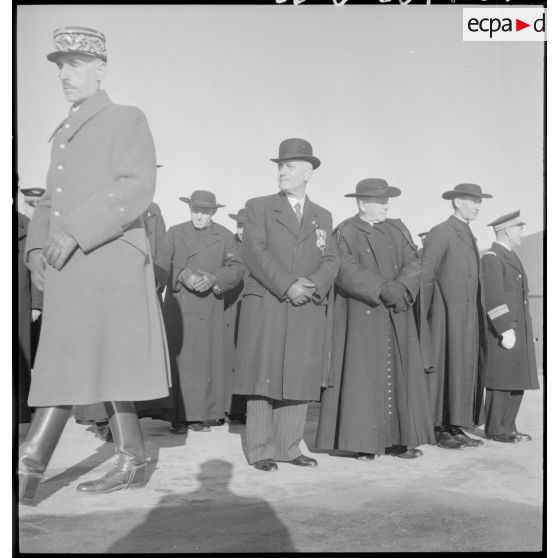 Personnalités civiles, militaires et ecclésiastiques lors de la cérémonie de baptême de la promotion Lieutenant Steunou à l'Ecole de l'Air de Salon-de-Provence.