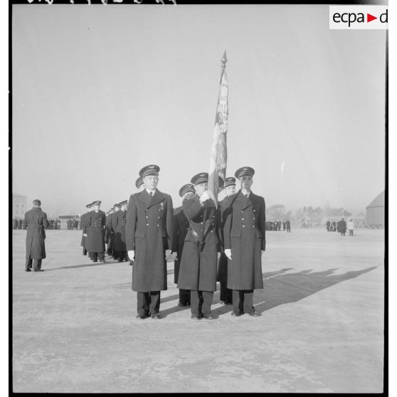 Présentation au drapeau lors de la cérémonie de baptême de la promotion Lieutenant Steunou de l'Ecole de l'Air à Salon-de-Provence.