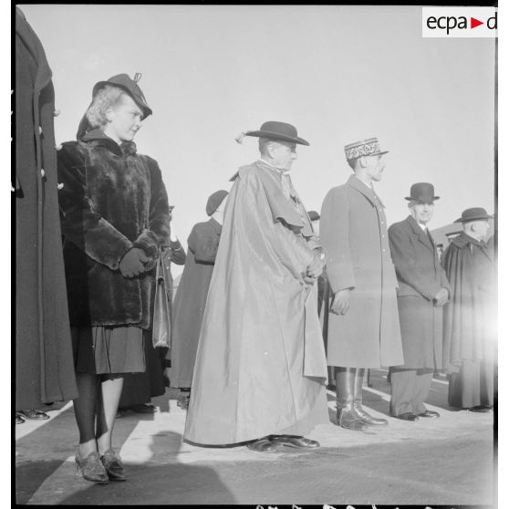 Personnalités civiles, militaires et ecclésiastiques lors de la cérémonie de baptême de la promotion Lieutenant Steunou à l'Ecole de l'Air de Salon-de-Provence.