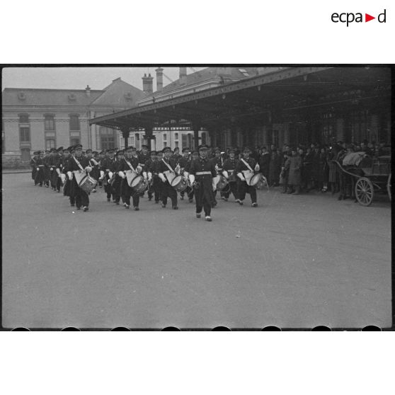 Défilé de la musique de l'Air à proximité de la gare ferroviaire à Vichy.