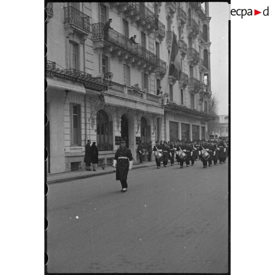 La musique de l'Air défile devant l'hôtel du Parc, résidence du maréchal Philippe Pétain, chef de l'Etat français et président du Conseil.