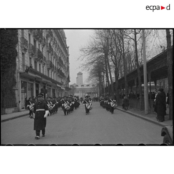 La musique de l'Air défile dans la rue de l'hôtel du Parc, résidence du maréchal Philippe Pétain, chef de l'Etat français et président du Conseil.