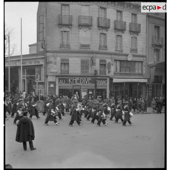 La musique de l'Air défile dans une rue de Vichy.
