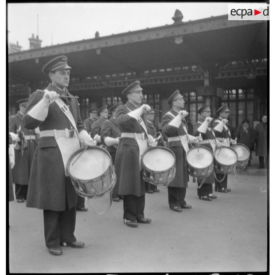 Les tambours de la musique de l'Air jouent à proximité de la gare ferroviaire de Vichy.