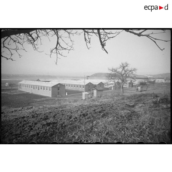 Le casernement de la 1re compagnie de l'armée de l'Air (non identifiée) sur l'aérodrome de Vichy-Rhue.