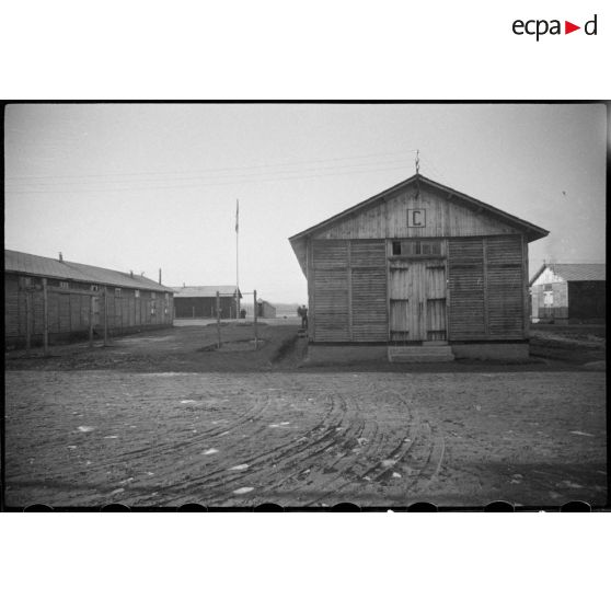 Le casernement de la 1re compagnie de l'armée de l'Air (non identifiée) sur l'aérodrome de Vichy-Rhue.