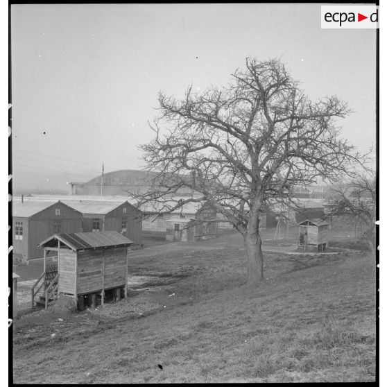 Le casernement de la 1re compagnie de l'armée de l'Air (non identifiée) sur l'aérodrome de Vichy-Rhue.