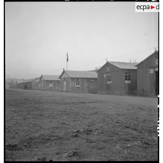 Le casernement de la 1re compagnie de l'armée de l'Air (non identifiée) sur l'aérodrome de Vichy-Rhue.