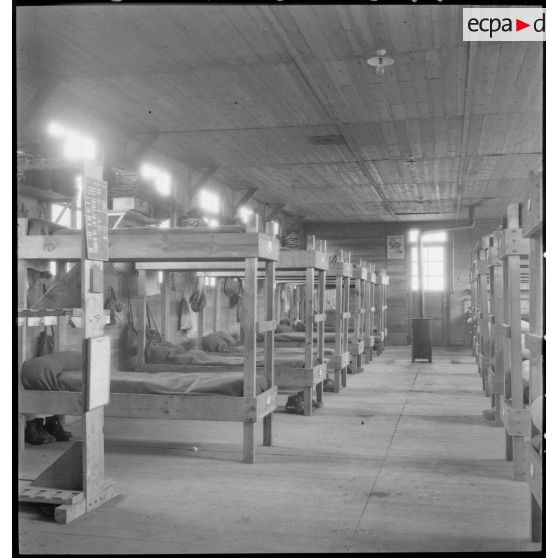 Le casernement de la 1re compagnie de l'armée de l'Air (non identifiée) sur l'aérodrome de Vichy-Rhue.