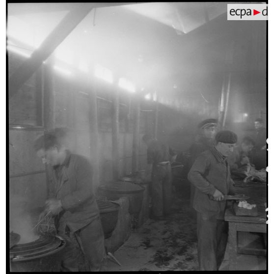 Le casernement de la 1re compagnie de l'armée de l'Air (non identifiée) sur l'aérodrome de Vichy-Rhue.