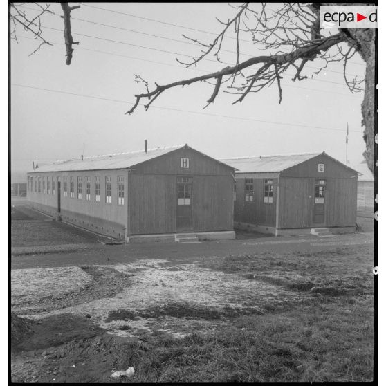 Le casernement de la 1re compagnie de l'armée de l'Air (non identifiée) sur l'aérodrome de Vichy-Rhue.