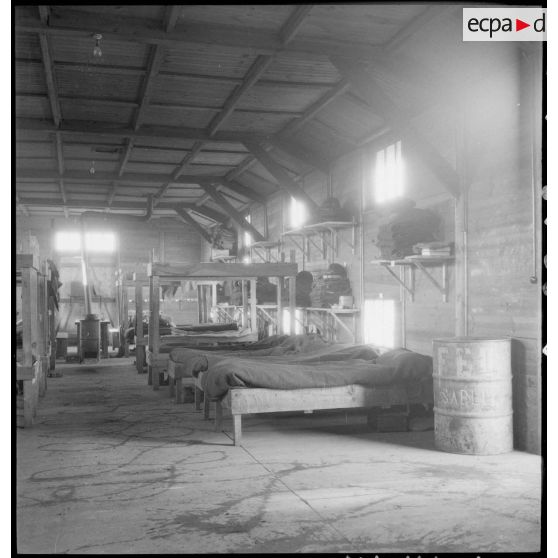 Le casernement de la 1re compagnie de l'armée de l'Air (non identifiée) sur l'aérodrome de Vichy-Rhue.