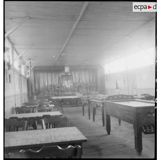 Le casernement de la 1re compagnie de l'armée de l'Air (non identifiée) sur l'aérodrome de Vichy-Rhue.