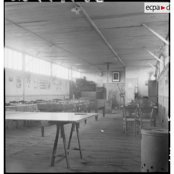 Le casernement de la 1re compagnie de l'armée de l'Air (non identifiée) sur l'aérodrome de Vichy-Rhue.