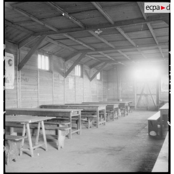 Le casernement de la 1re compagnie de l'armée de l'Air (non identifiée) sur l'aérodrome de Vichy-Rhue.