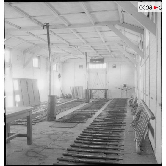 Le casernement de la 1re compagnie de l'armée de l'Air (non identifiée) sur l'aérodrome de Vichy-Rhue.