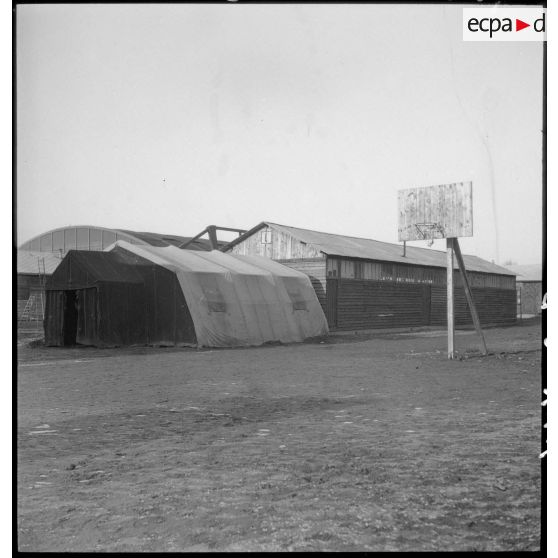 Le casernement de la 1re compagnie de l'armée de l'Air (non identifiée) sur l'aérodrome de Vichy-Rhue.