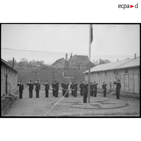 Cérémonie de lever des couleurs sur l'aérodrome de Vichy-Rhue.