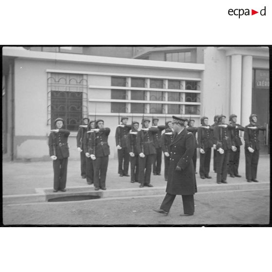 Le général de division aérienne Jean-Charles Romatet, chef d'état-major de l'armée de l'Air d'armistice, passe en revue un détachement qui rend les honneurs à l'aérogare de l'aérodrome de Vichy-Rhue.