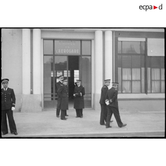 Arrivée des autorités militaires à l'aérogare de l'aérodrome de Vichy-Rhue.