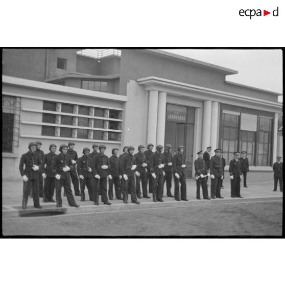 Détachement d'honneur au repos devant l'aérogare de l'aérodrome de Vichy-Rhue, avant l'arrivée du général de brigade aérienne Jean-Marie Bergeret, secrétaire d'Etat à l'Aviation.
