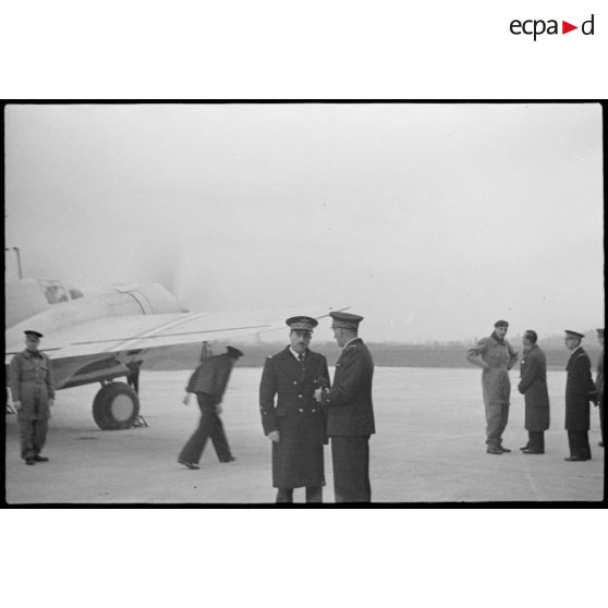 Le général de brigade aérienne Jean-Marie Bergeret sur l'aérodrome de Vichy-Rhue.