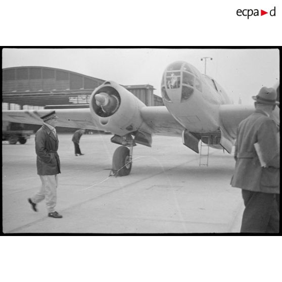 Un bombardier Glenn Martin 167 F stationne sur le tarmac de l'aérodrome de Vichy-Rhue avant un départ pour Dakar.