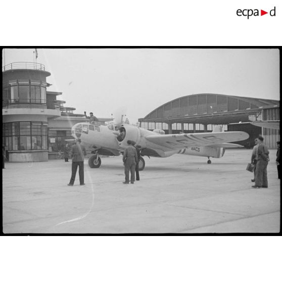 Le bombardier Glenn Martin 167 F, qui doit transporter le général de brigade aérienne Jean-Marie Bergeret, secrétaire d'Etat à l'Aviation,  jusqu'à Dakar, est sur le tarmac de l'aérodrome de Vichy-Rhue.