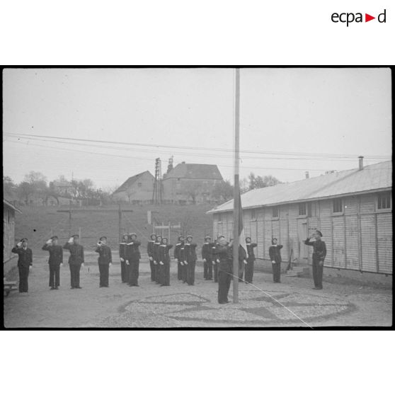 Cérémonie de lever des couleurs sur l'aérodrome de Vichy-Rhue.
