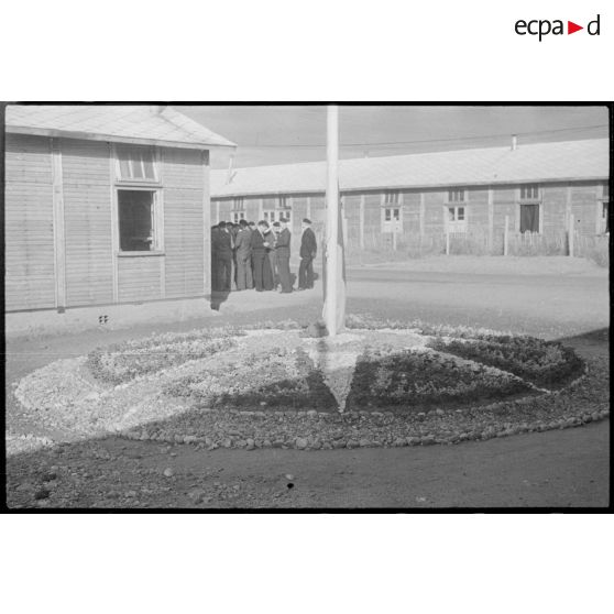 Cérémonie de lever des couleurs lors de la célébration du 14 Juillet sur l'aérodrome de Vichy-Rhue.