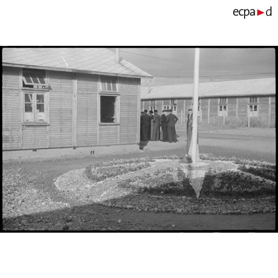 Cérémonie de lever des couleurs lors de la célébration du 14 Juillet sur l'aérodrome de Vichy-Rhue.