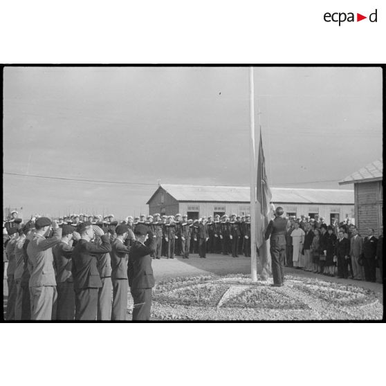 Cérémonie de lever des couleurs lors de la célébration du 14 Juillet sur l'aérodrome de Vichy-Rhue.